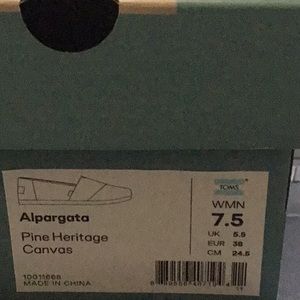 Women’s Toms shoes